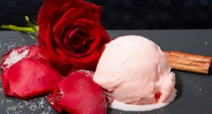 ¡Un sabor muy floral! Este helado de pétalos de rosa será perfecto para cumplir tus antojos