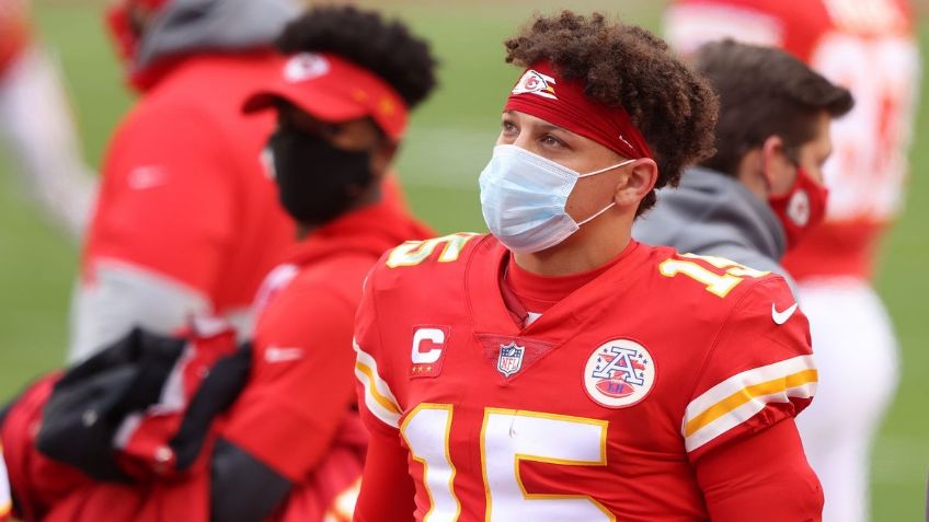 Patrick Mahomes entrena de manera limitada y podría jugar el domingo