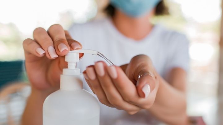 ¿El gel antibacterial ha dañado tus manos? De esta forma puedes hacer que vuelvan a la vida
