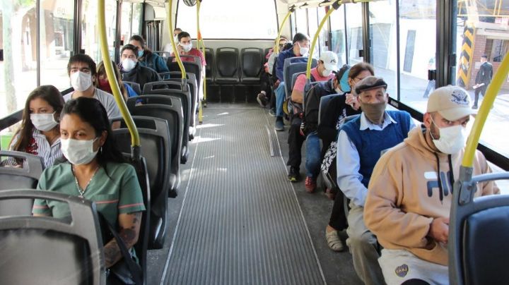 Covid-19: Médicos recomiendan no hablar en el transporte público para evitar contagios