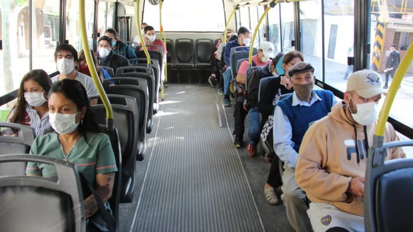 Covid-19: Médicos recomiendan no hablar en el transporte público para evitar contagios