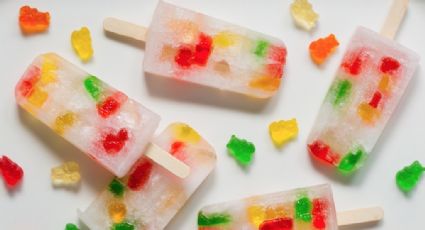 ¡Refrescante, divertido y delicioso! Prepara estas paletas de gomitas y consiente a los pequeños del hogar