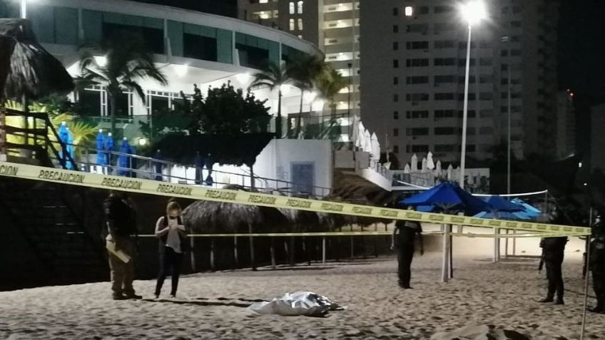 Tras intentar huir de sujetos armados, joven es alcanzado por las balas frente al mar de Acapulco