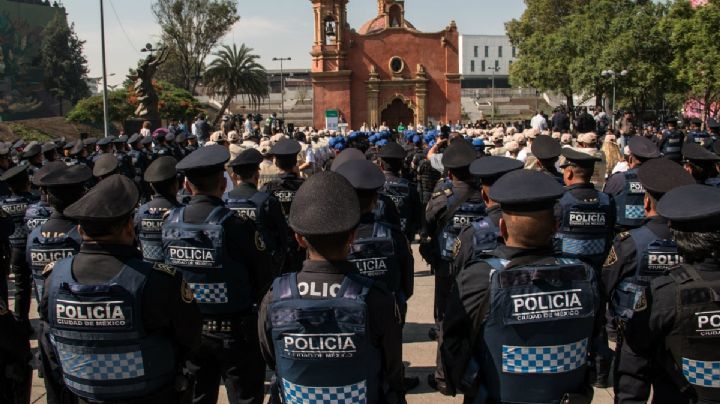 "Ya tienen sus mañas": Mujer acusa a policías de CDMX de robar una laptop de su auto
