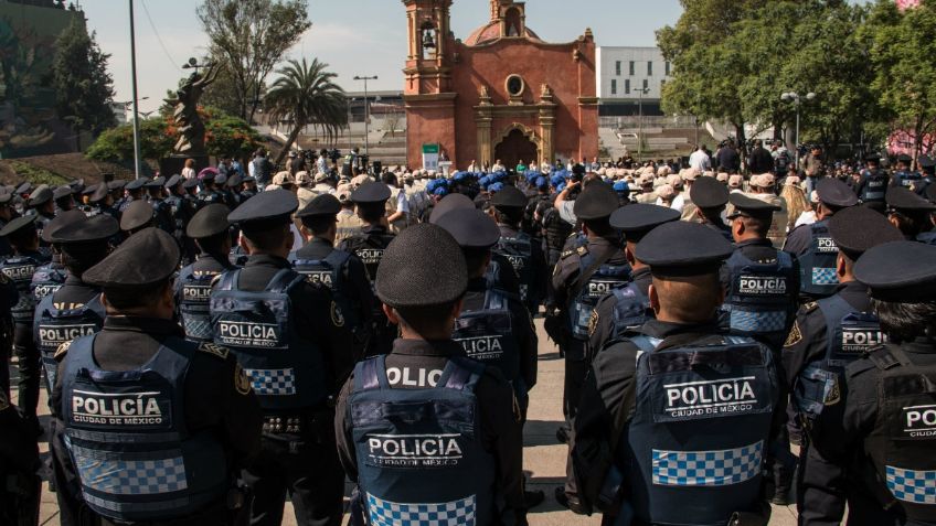 "Ya tienen sus mañas": Mujer acusa a policías de CDMX de robar una laptop de su auto