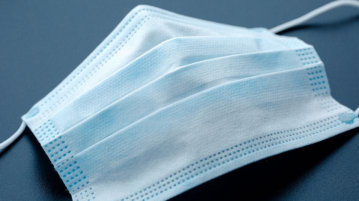 ¡Solo para emergencias! Aprende cómo hacer tu cubrebocas con un calcetín