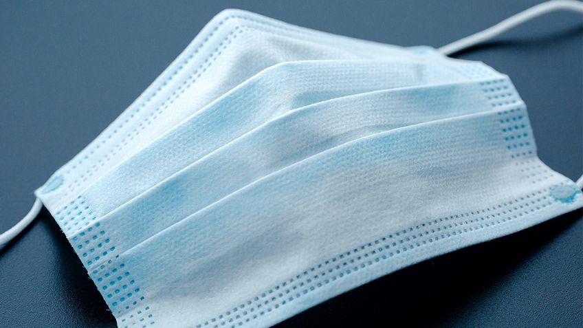 ¡Solo para emergencias! Aprende cómo hacer tu cubrebocas con un calcetín