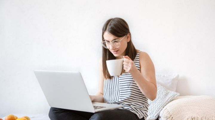 ¿Trabajas en casa? Ten cuidado podrías estar cometiendo errores que dañan tu espalda