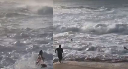 VIDEO: Fuerte ola arrastra a bañista a las profundidades y surfista la rescata