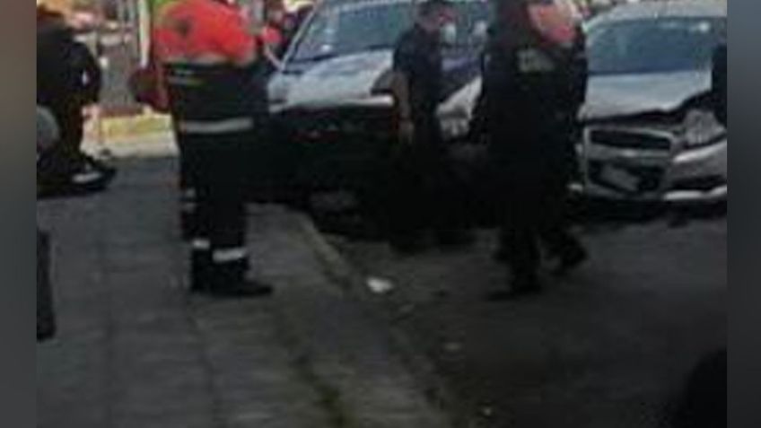 Aparatoso choque entre patrulla y un auto particular deja tres heridos como saldo