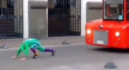 VIDEO:  Un mimo vestido de bufón logra arrastrar un turibús y se hace viral en TikTok