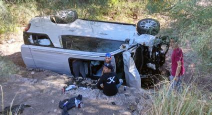 Familia se salva de milagro: Volcaron tras chocar contra vaca en carretera de Sonora