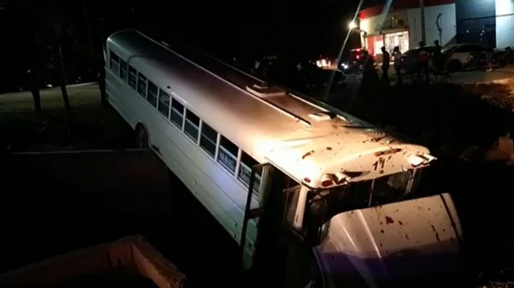 ¡Brutal accidente! Autobús de pasajeros de Ciudad Obregón cae a canal; registran víctimas