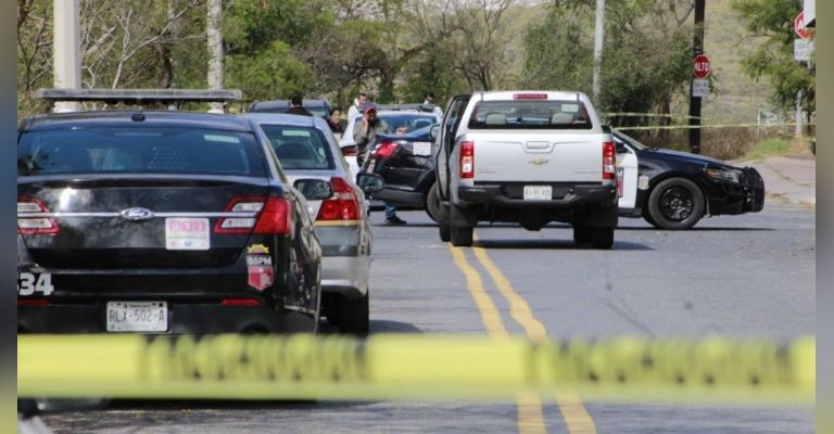 Autoridades llegan al sitio del crimen