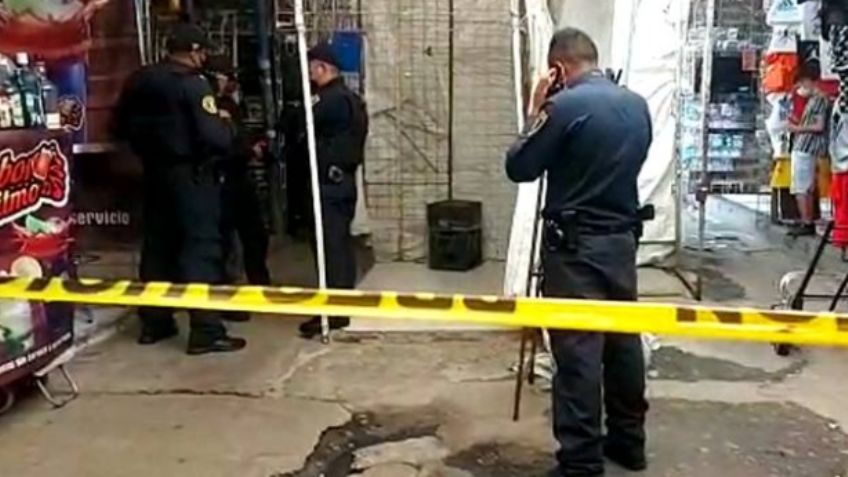 Ultiman a balazos a un hombre frente a un puesto de películas pirata en mercado ambulante