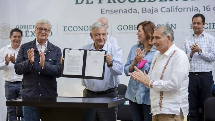Dinero recaudado por regularización de 'autos chocolate' servirá para baches en Sonora: AMLO