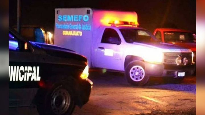 Guanajuato: Abandonan el cuerpo violentado de un hombre sobre la carretera; lo dejaron boca abajo