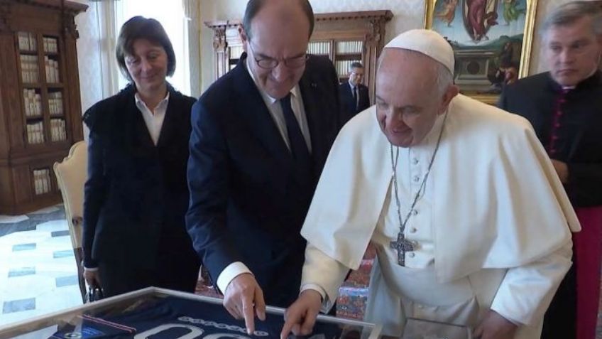 Recibe el papa Francisco inusual regalo; lo firmó "el mejor jugador de todos los tiempos"