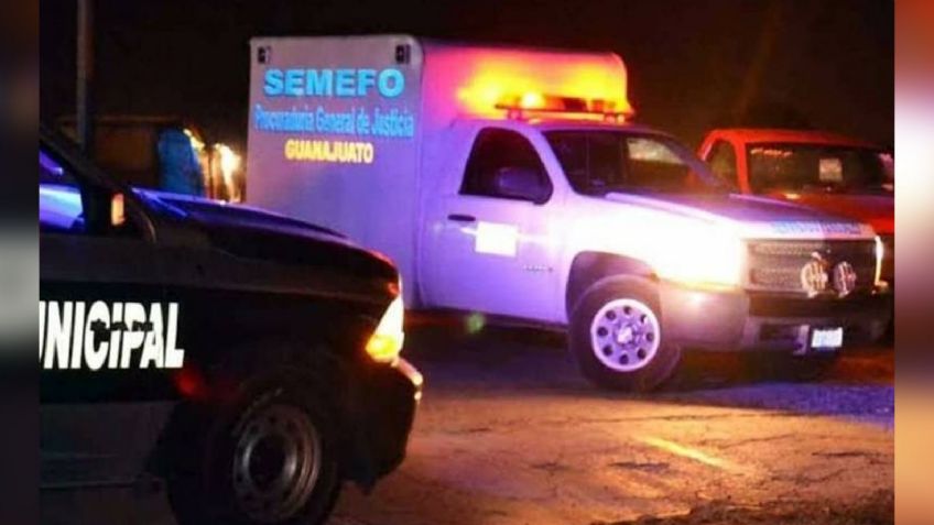 Guanajuato: Abandonan el cuerpo violentado de un hombre sobre la carretera; lo dejaron boca abajo