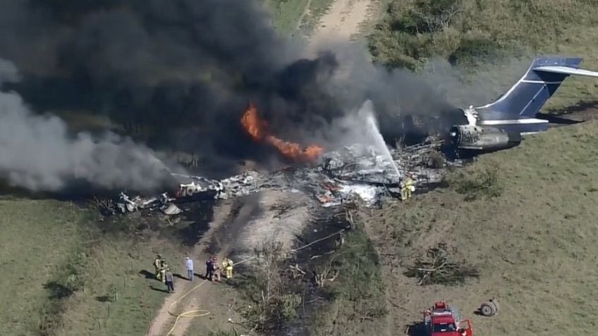 VIDEO: Avión colisiona y arde en llamas tras despegar en Texas; traía 21 personas a bordo