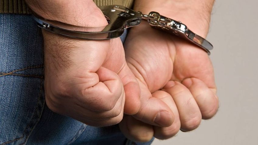 Arrestan a un hombre por arrojar de un auto en movimiento a una mujer; ella murió por los golpes