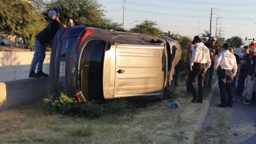 Hermosillo: Camioneta termina arriba de camellón tras fuerte encontronazo entre dos autos