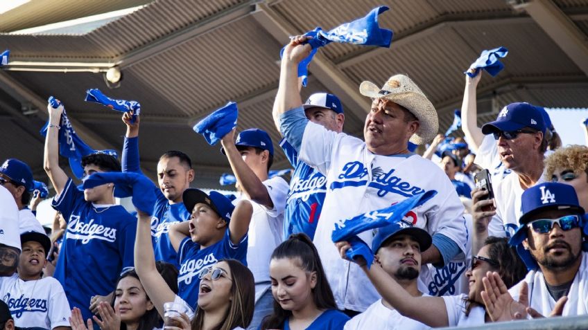 Video: Al son de 'Volver, volver' de Vicente Fernández, Los Ángeles apoya a sus Dodgers