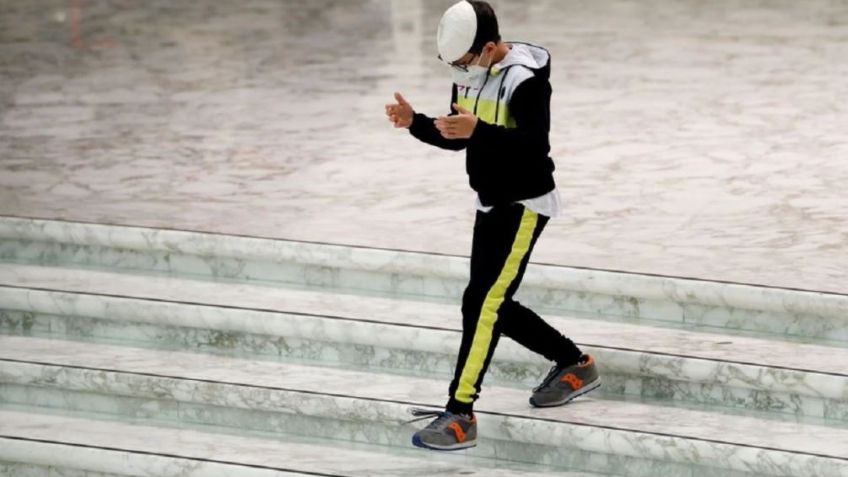 VIDEO: Niño se vuelve viral por querer robar el gorro del papa Francisco; al final ¡lo logra!