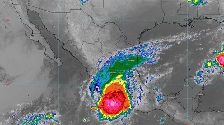 ¡Alerta! Huracán 'Rick' arriba a playas de Guerrero como categoría 2; así será su ruta