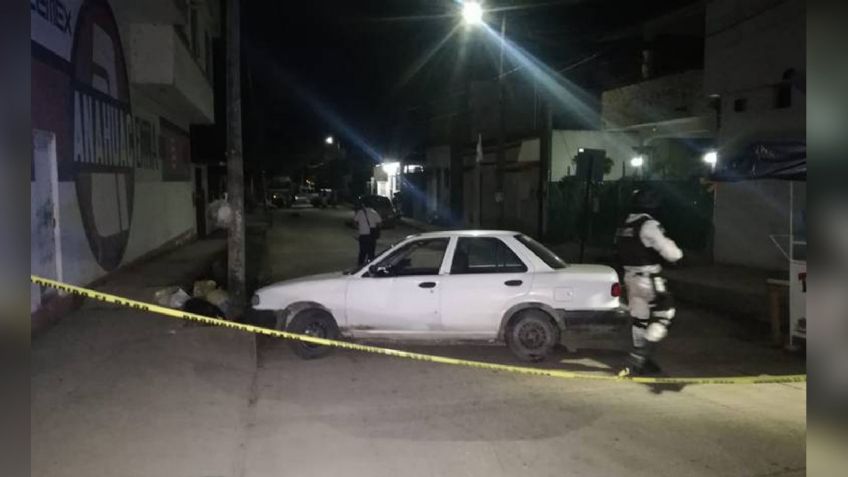 Desconocidos asesinado a puñaladas a un hombre; lanzaron su cuerpo de un auto en movimiento