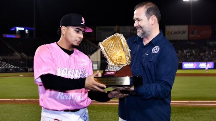 Honor a quien honor merece: Carlos Sepúlveda recibe su guante de oro
