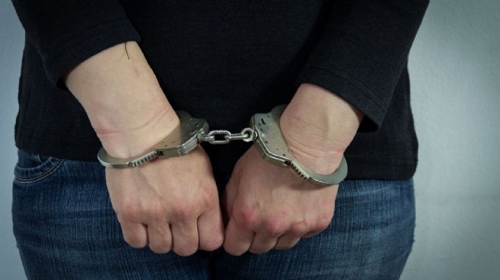 ¡Impactante! Arrestan a una maestra por abusar de un menor; era uno de sus alumnos