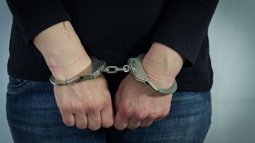 ¡Impactante! Arrestan a una maestra por abusar de un menor; era uno de sus alumnos