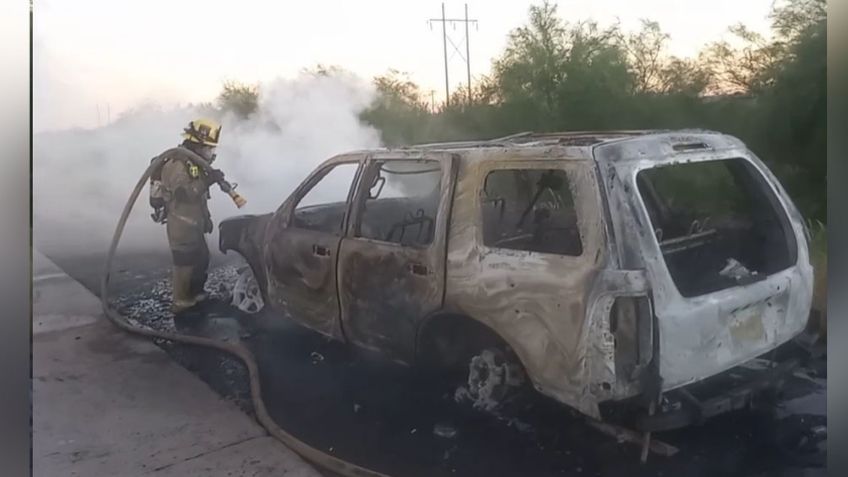 A la orilla de carretera Obregón-Navojoa, abandonan una camioneta en llamas