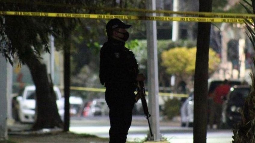 Crisis en Nuevo León: Pistoleros asesinan a un hombre que estaba en la banqueta con su hijo