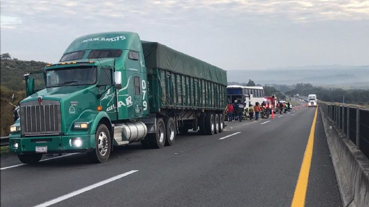 Conmoción en Jalisco: Camión colisiona contra tráiler en autopista; registran 30 víctimas