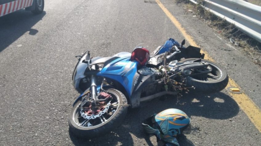 Muere motociclista tras perder el control del volante; sus 2 acompañantes sufrieron lesiones