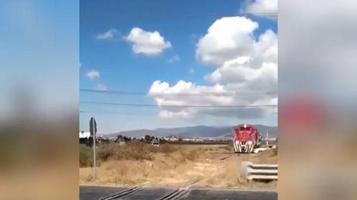 VIDEO muestra el impacto de un ferrocarril con un automóvil; registran 2 víctimas