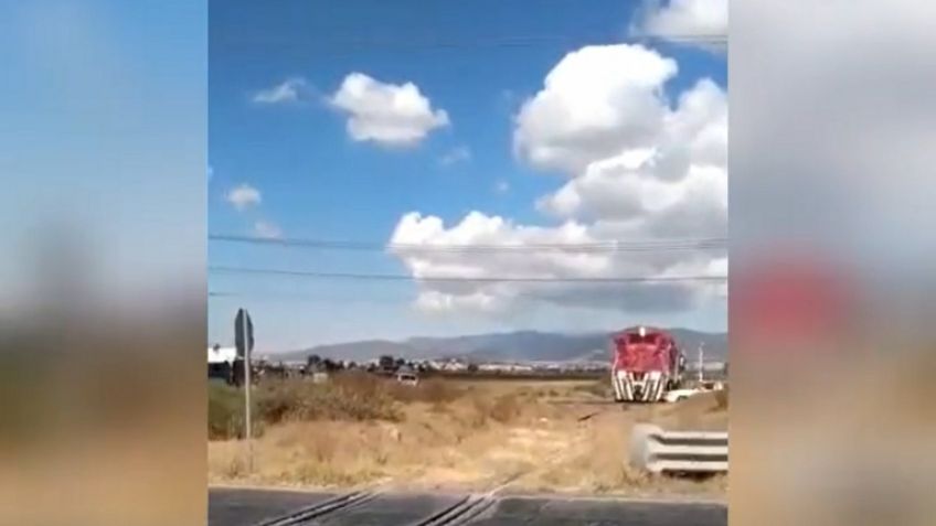 VIDEO muestra el impacto de un ferrocarril con un automóvil; registran 2 víctimas