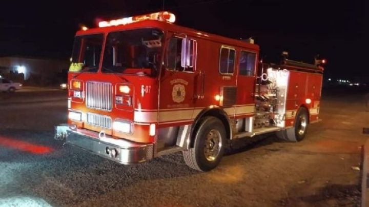 Con el conductor a bordo, camioneta arde en llamas en plena carretera de Sonora