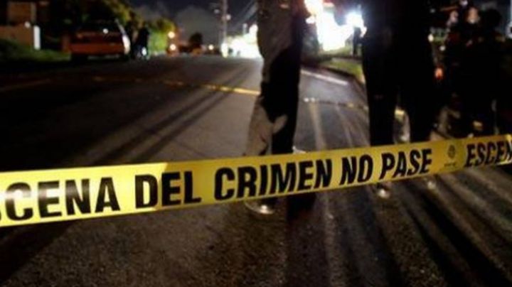 Arrojan desde un auto en movimiento un cuerpo atado de manos y pies con un trozo de tela