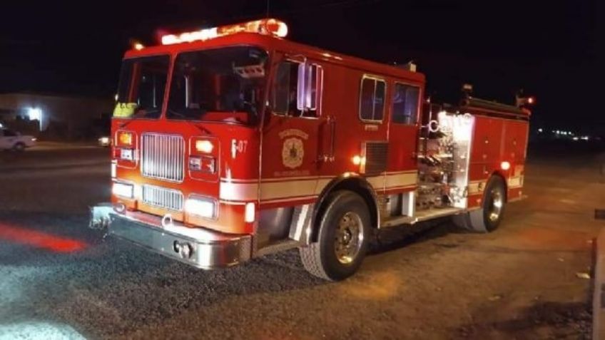 Con el conductor a bordo, camioneta arde en llamas en plena carretera de Sonora