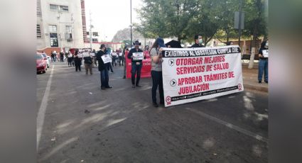 Docentes y estudiantes se manifiestan al exterior del Congreso del Estado de Sonora