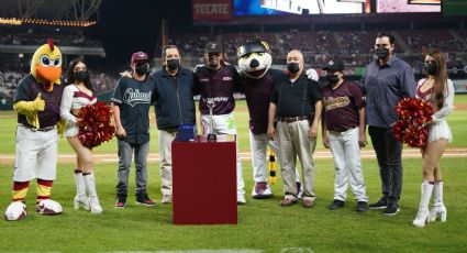 La Liga Mexicana del Pacífico hace entrega del trofeo 'MVP' a jugador de Tomateros