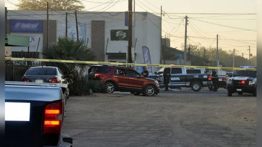 Conductor de camioneta es ultimado a tiros por calles de SLRC; se impactó contra un cerco