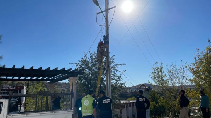 La libró de milagro: Joven se salva de morir electrocutado al trabajar en poste de Nogales