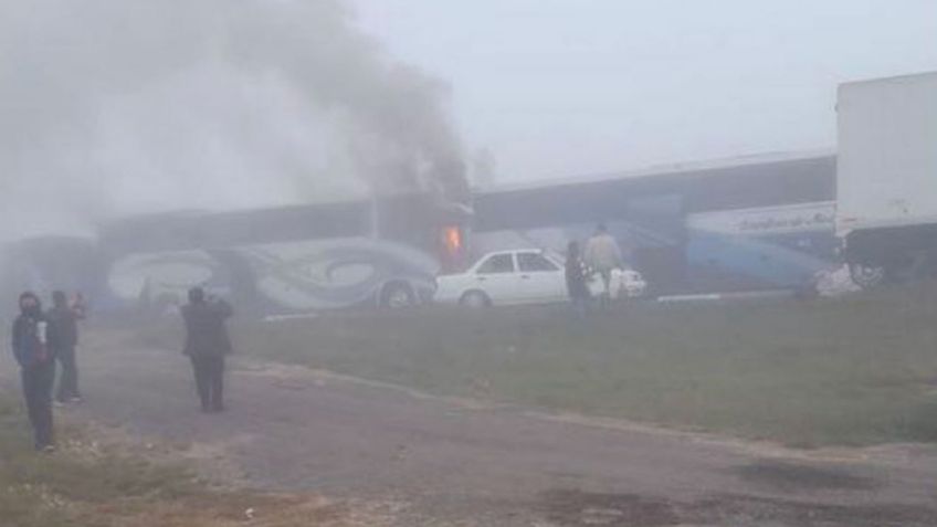 Se incendia autobús en la carretera San Luis-Querétaro; transportaba aficionados de Rayados