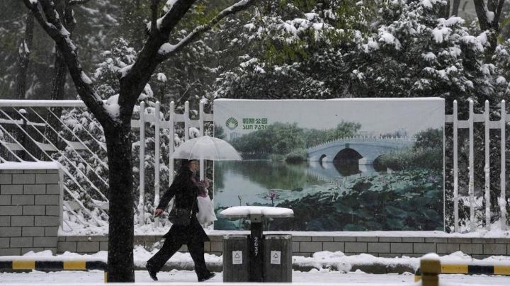 China se cubre de nieve; cancelan vuelos y bloquean varios tramos de autopista