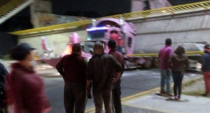 VIDEO: Puente peatonal se derrumba encima de tráiler y auto en carretera México-Texcoco