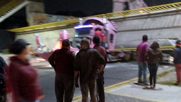 VIDEO: Puente peatonal se derrumba encima de tráiler y auto en carretera México-Texcoco